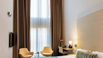 Habitación superior | Ropa de cama de alta calidad, camas con efecto memoria y minibar