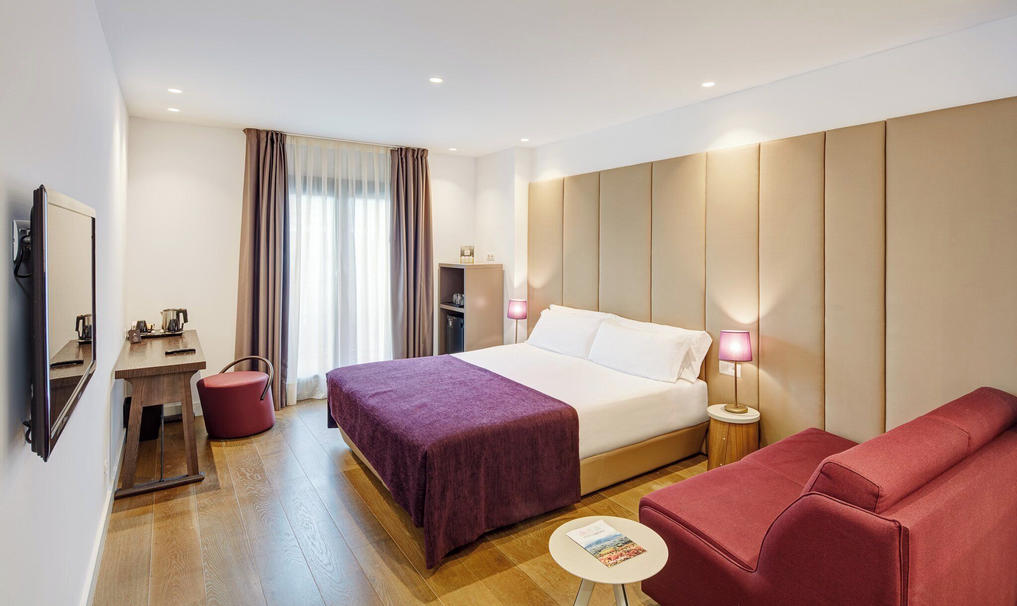 Ropa de cama de alta calidad, colchones viscoelásticos, minibar