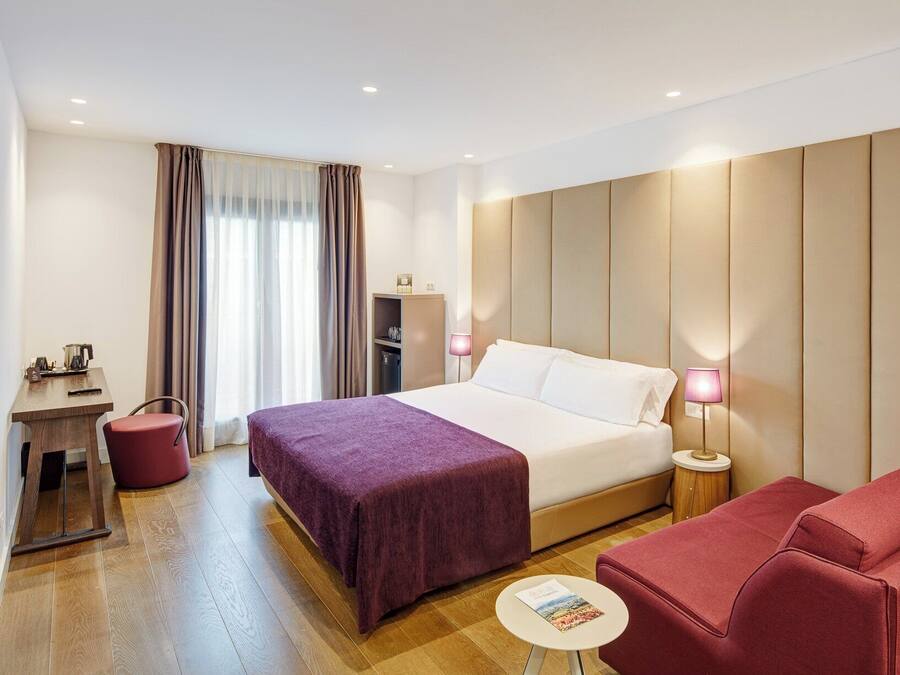 Habitación triple superior | Ropa de cama de alta calidad, colchones viscoelásticos, minibar