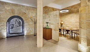 Tägliches Frühstücksbuffet (17 EUR pro Person)