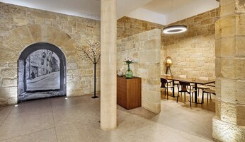 Se ofrece un desayuno bufé (17 EUR por persona)