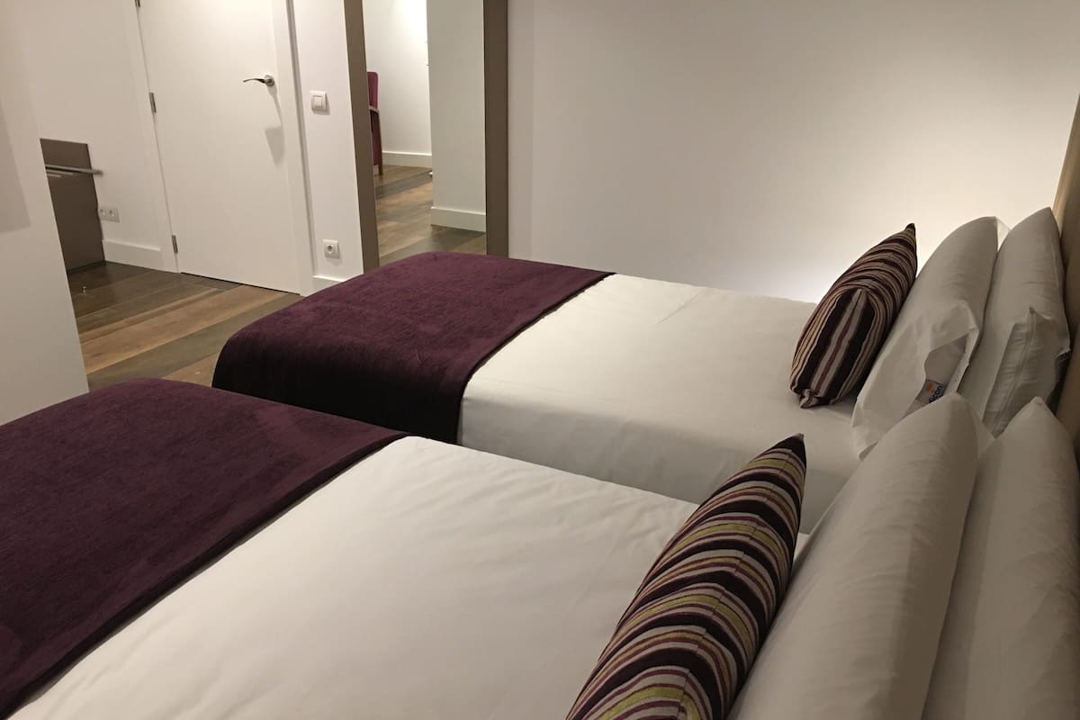 Tomannsrom – classic | Sengetøy av topp kvalitet, memory foam-senger, minibar og safe på rommet