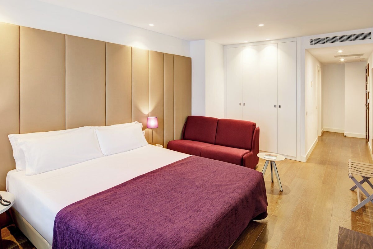 Ropa de cama de alta calidad, colchones con efecto memoria y minibar