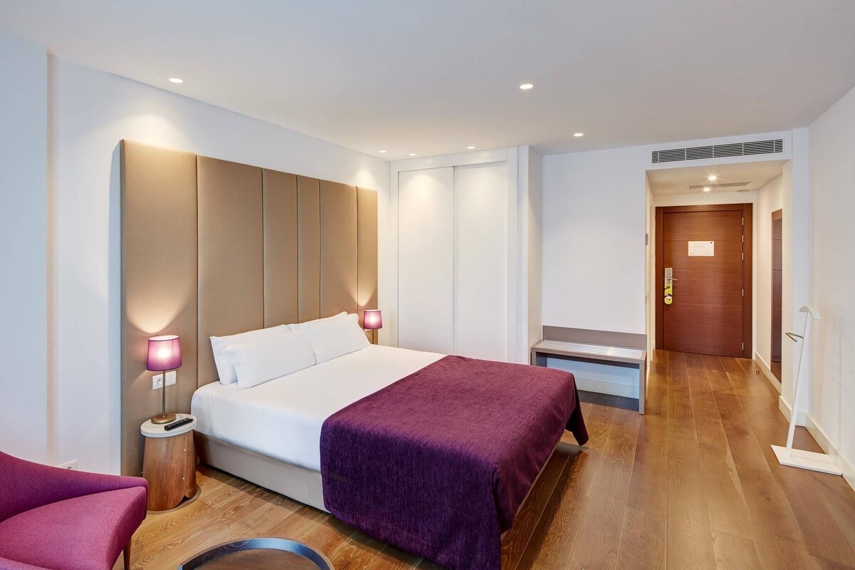 Sengetøy av topp kvalitet, memory foam-senger, minibar og safe på rommet