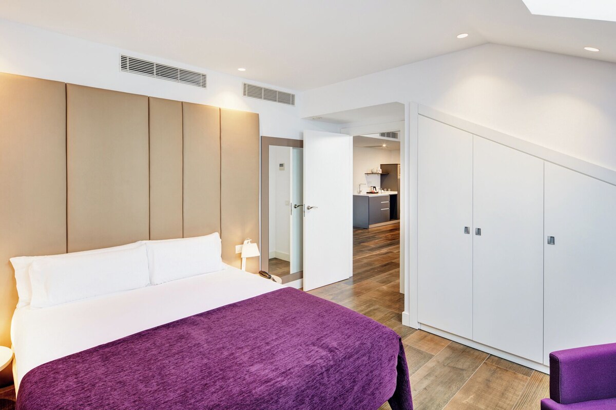 Sengetøy av topp kvalitet, memory foam-senger, minibar og safe på rommet