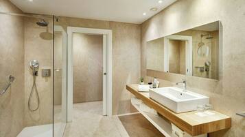 Une salle de bain moderne avec une douche à parois de verre, un grand miroir et un meuble-lavabo en bois.