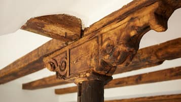 Una viga de madera con detalles tallados, parte de la estructura del techo.