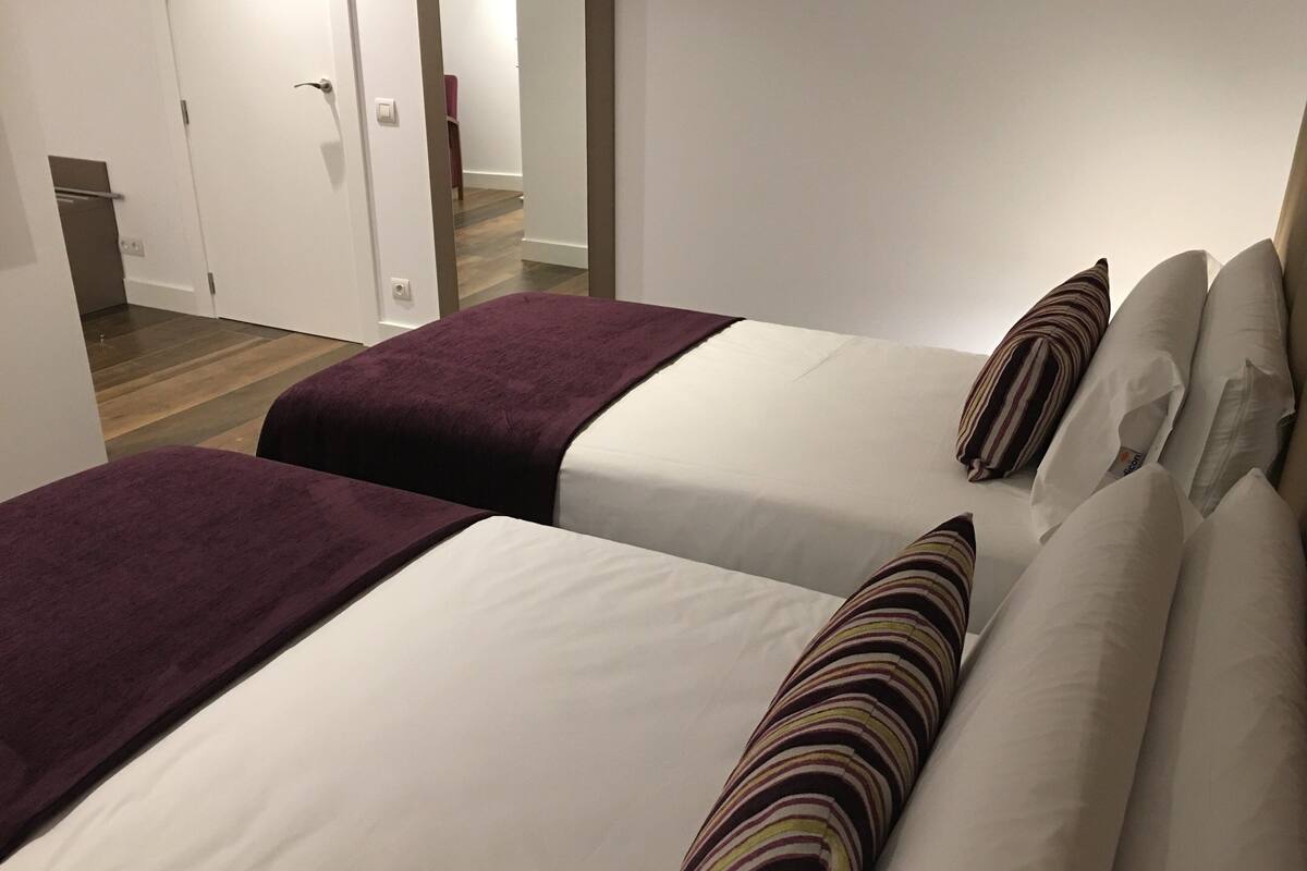 Tomannsrom – classic | Sengetøy av topp kvalitet, memory foam-senger, minibar og safe på rommet