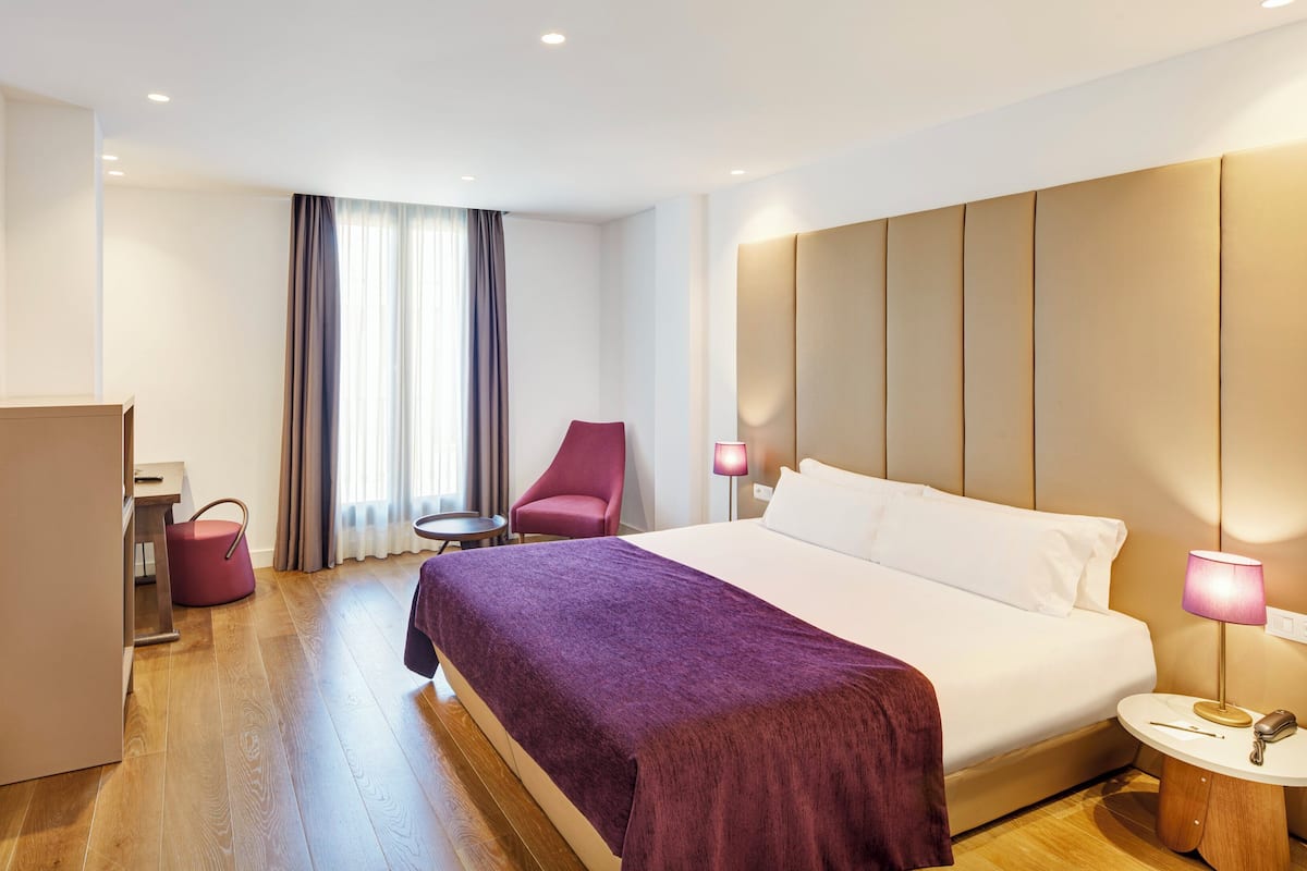 Sengetøy av topp kvalitet, memory foam-senger, minibar og safe på rommet