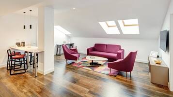 Literie de qualité supérieure, matelas mémoire de forme, minibar