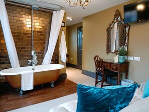 高级房, 1 张特大床 (Room 5) | 浴室 | 免费洗浴用品、吹风机、毛巾、肥皂