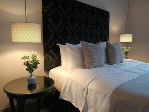 Habitación superior, 1 cama King size (Room 1) | Ropa de cama de alta calidad y decoración personalizada