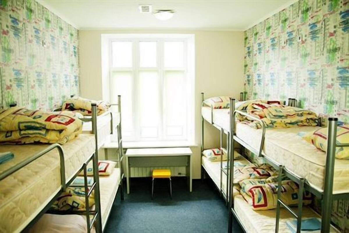 One Bed in a Coed Dorm Room for 10 People Standard | ミニバー、セーフティボックス (室内)、デスク、遮光カーテン