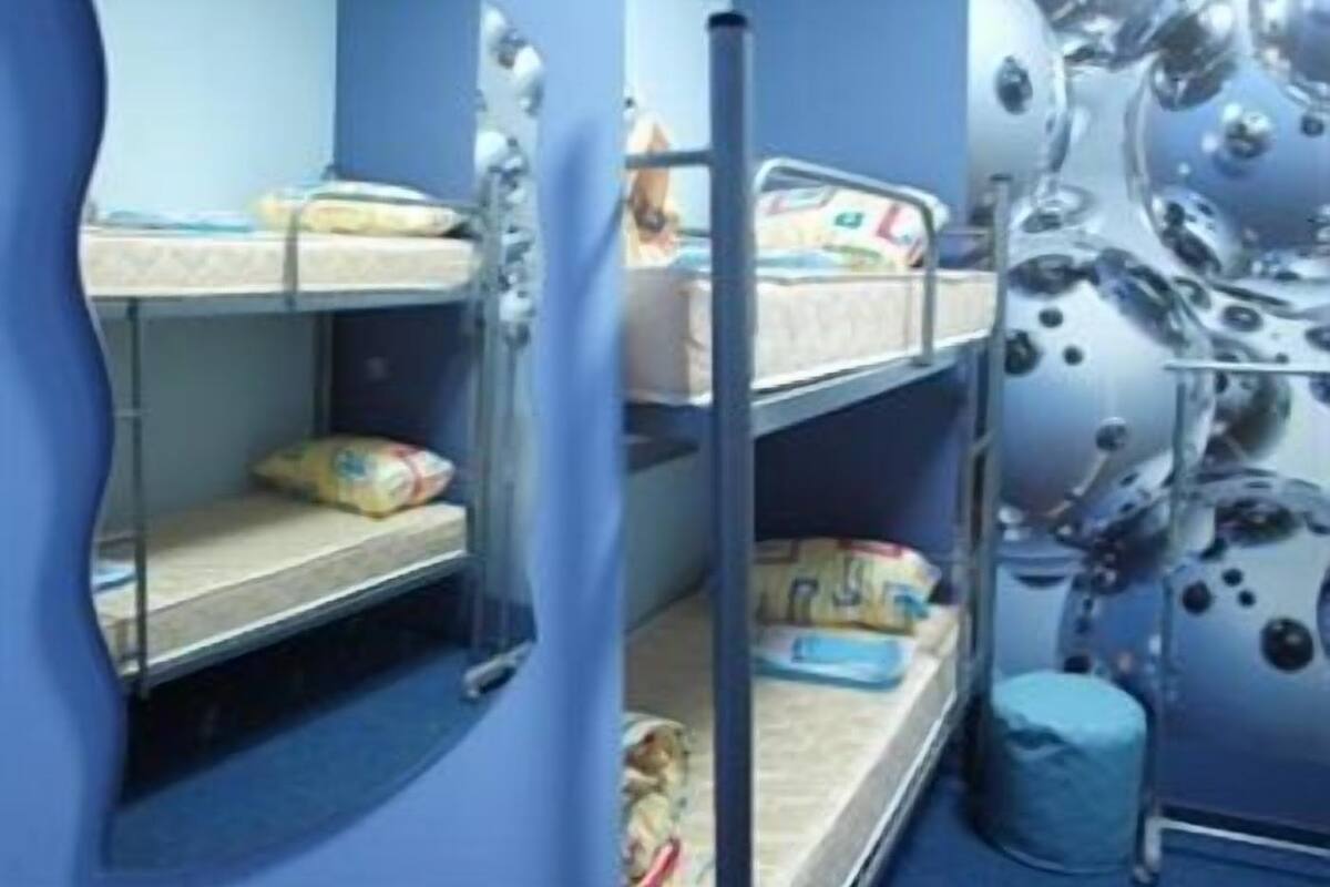 One Bed in a Coed Dorm Room for 4 people Standard | ミニバー、セーフティボックス (室内)、デスク、遮光カーテン