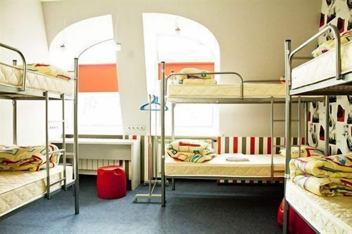 One Bed in a Coed Dorm Room for 8 people Standard | ミニバー、セーフティボックス (室内)、デスク、遮光カーテン