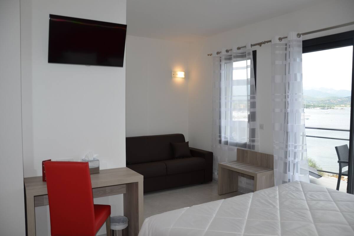 Cofres nos quartos, escrivaninha, cortinas blackout
