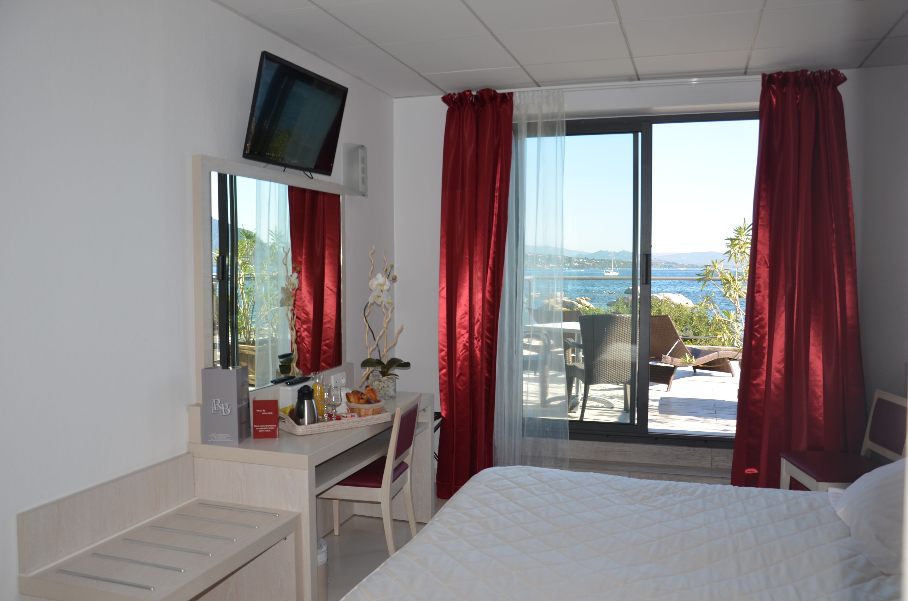 Quarto casal superior, terraço, vista para o mar | Cofres nos quartos, escrivaninha, cortinas blackout