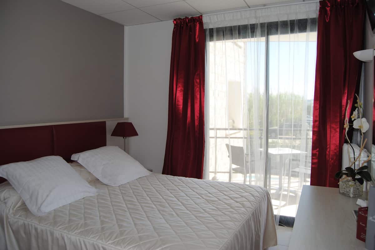 Quarto casal standard, terraço, vista para a piscina | Cofres nos quartos, escrivaninha, cortinas blackout
