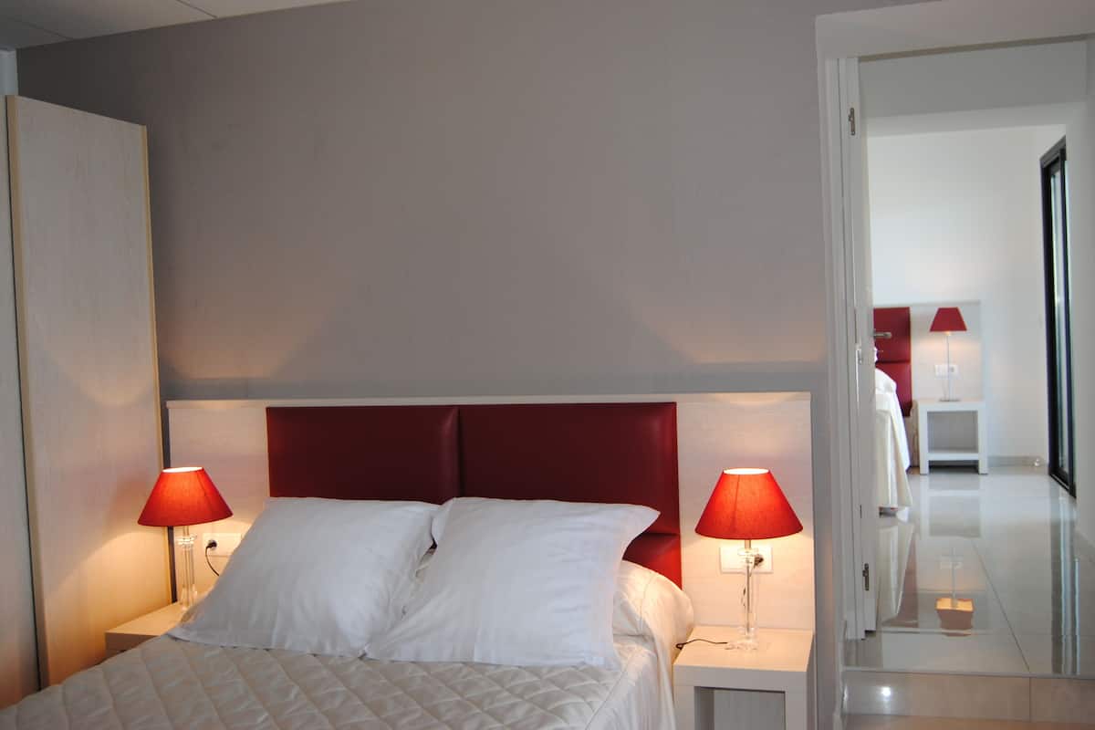 Quarto quádruplo família, 2 quartos, terraço, vista para o mar | Cofres nos quartos, escrivaninha, cortinas blackout