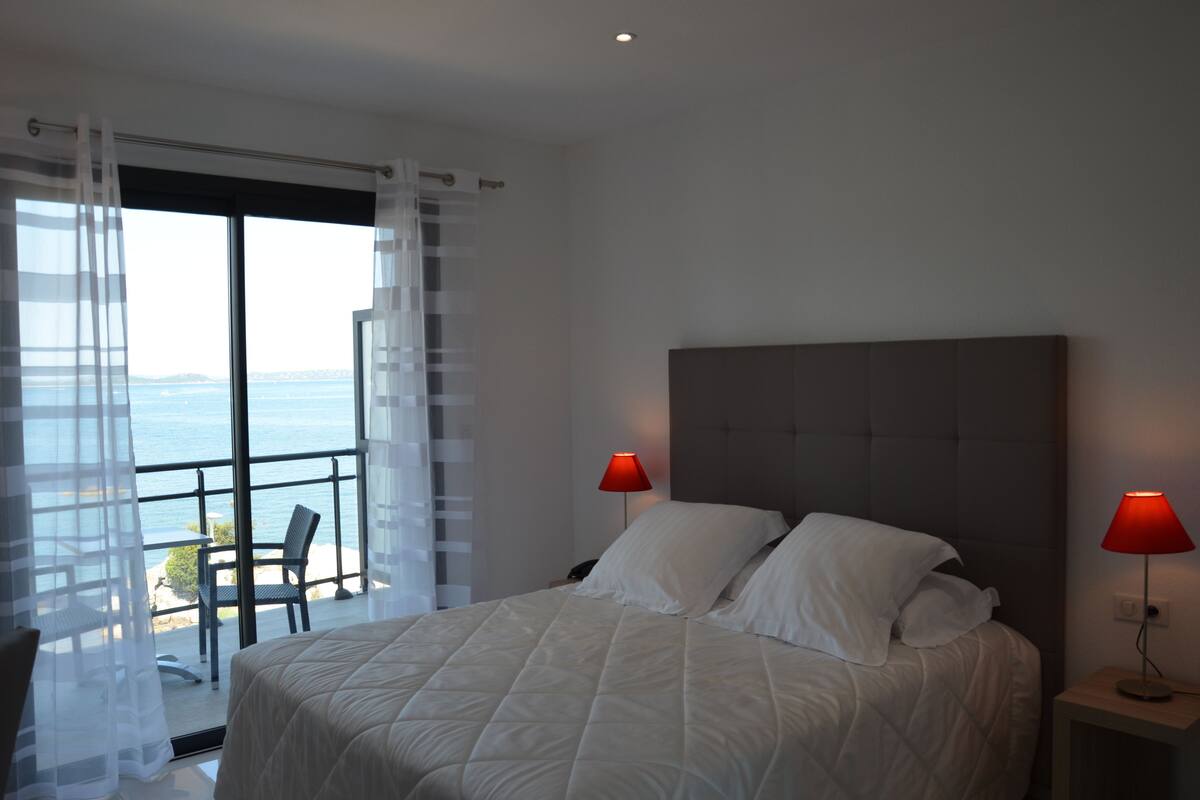 Cofres nos quartos, escrivaninha, cortinas blackout