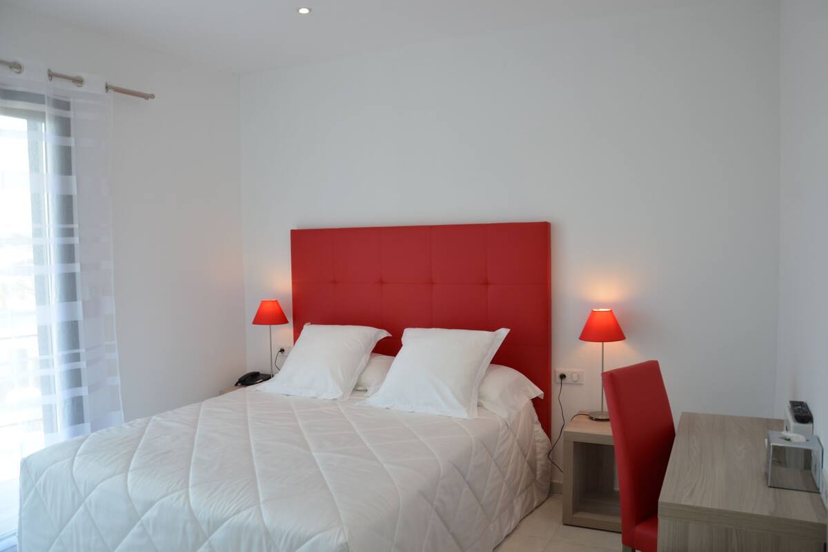 Quarto casal, terraço, vista para a piscina | Cofres nos quartos, escrivaninha, cortinas blackout