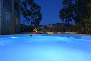 Outdoor pool, pool umbrellas, sun loungers