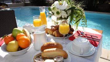 Café da manhã com buffet todos os dias (EUR 16 por pessoa)