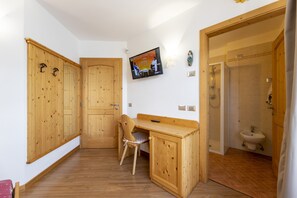 Kahden hengen huone | Egyptinpuuvillaiset lakanat, untuvapeitot, ilmainen Wi-Fi, vuodevaatteet