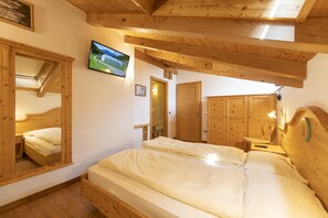 Double Room | Egyptian cotton sheets, down comforters, free WiFi, bed sheets