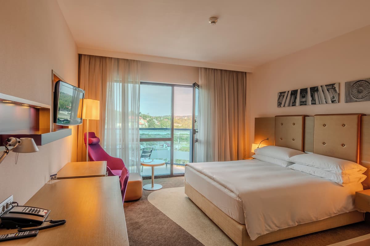 Deluxe Room, 1 King Bed, Balcony | Hypo-allergenic bedding, pillowtop beds, minibar, in-room safe