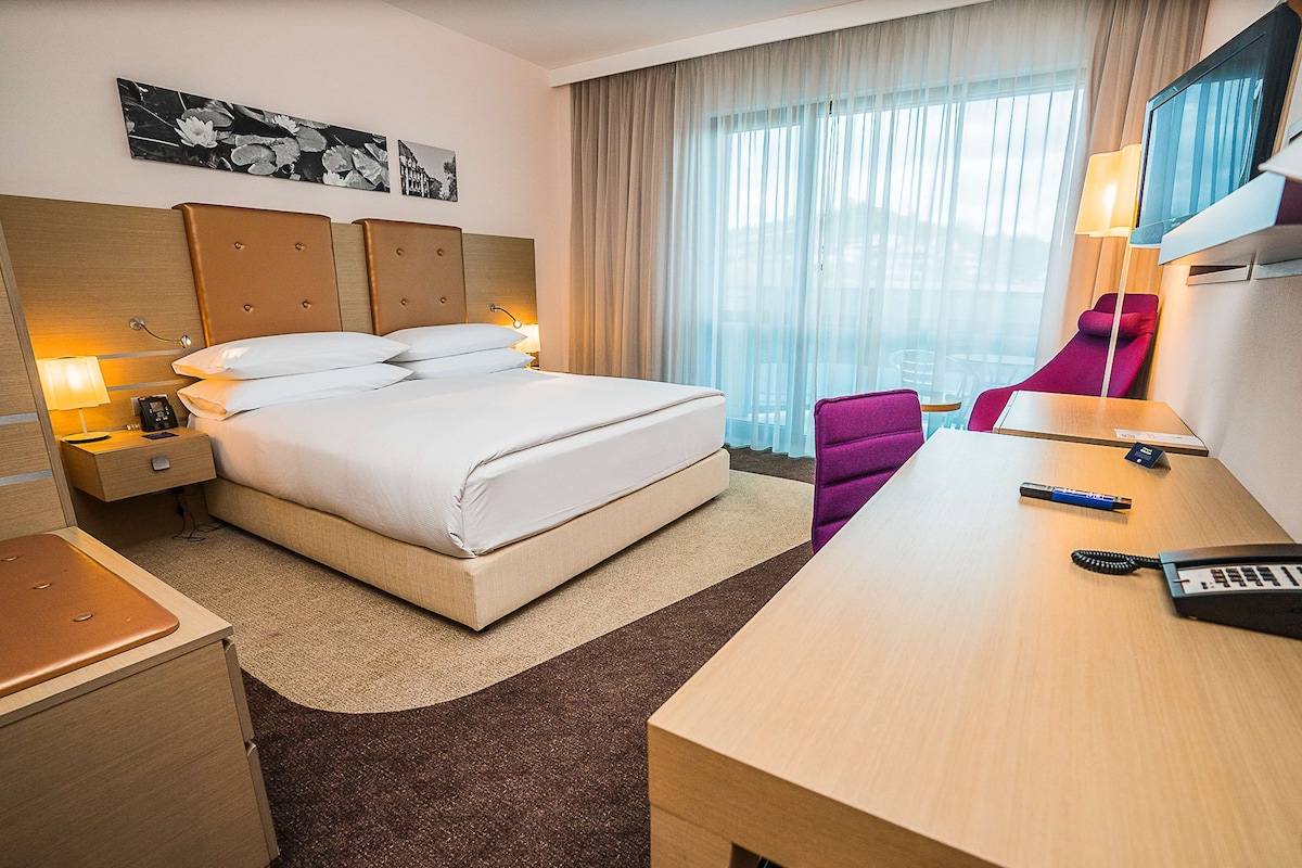 Hypo-allergenic bedding available, pillowtop beds, minibar, in-room safe