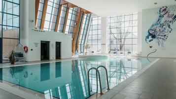 Couples treatment room(s), sauna, hot tub, steam room, body treatments