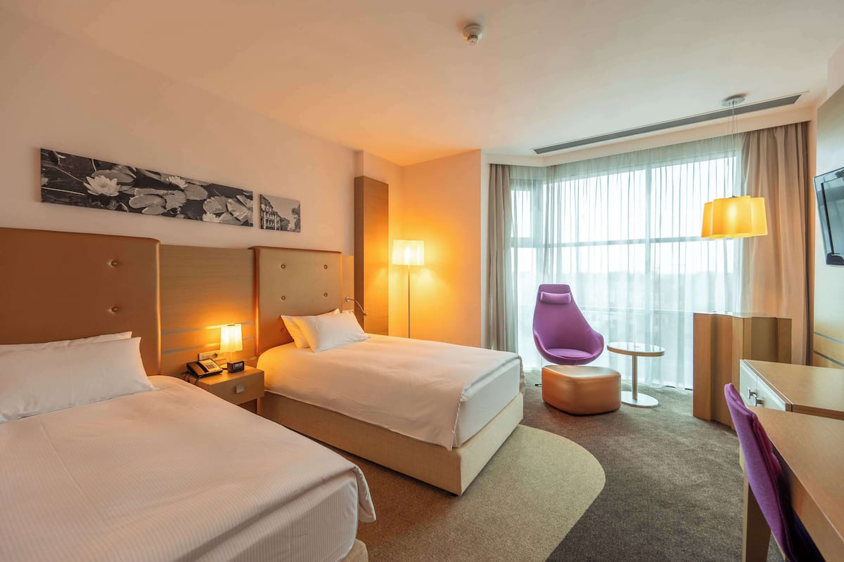 Ropa de cama hipoalergénica, colchones con pillow-top y minibar