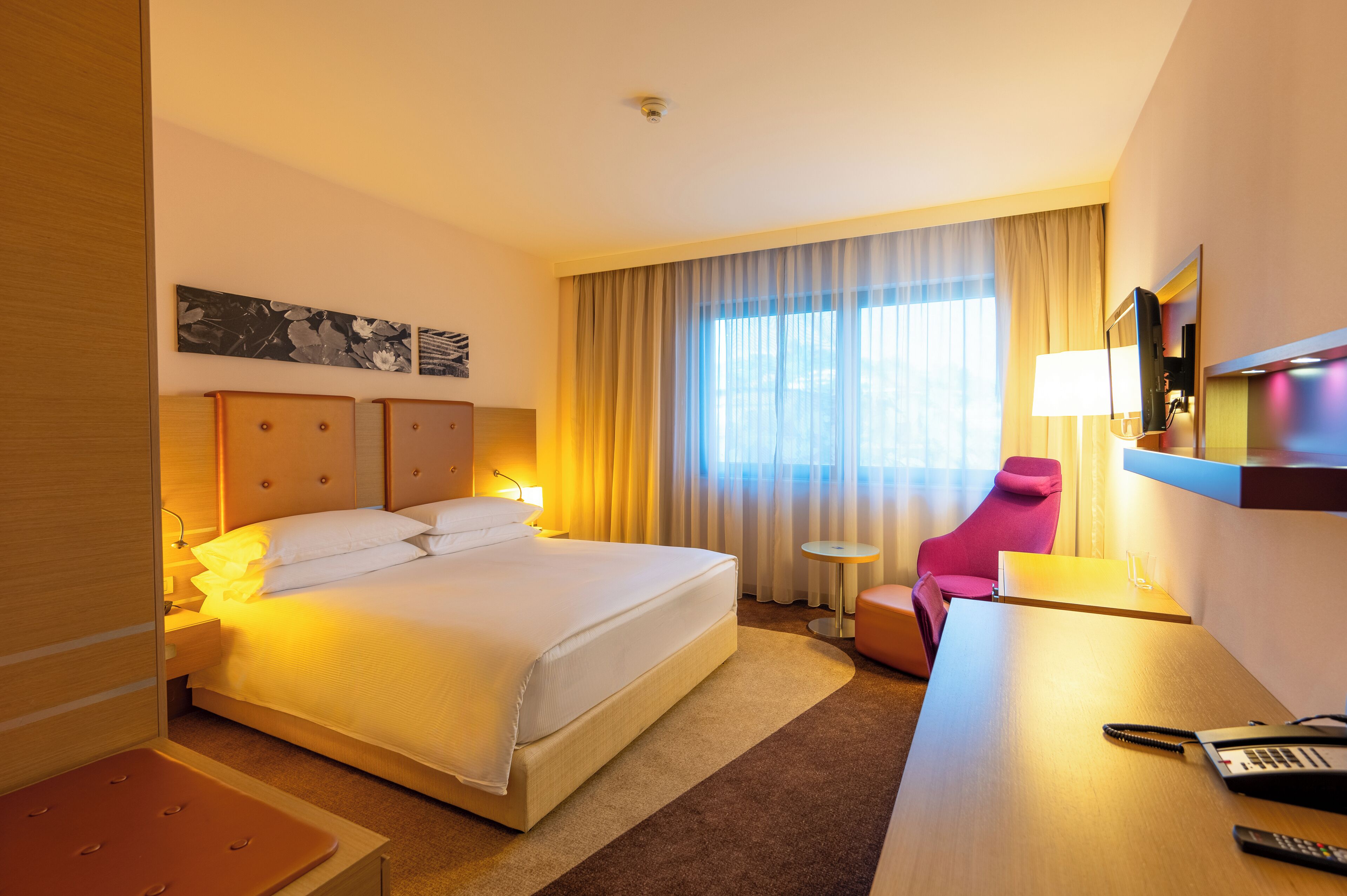 Room, 1 King Bed | Hypo-allergenic bedding, pillowtop beds, minibar, in-room safe