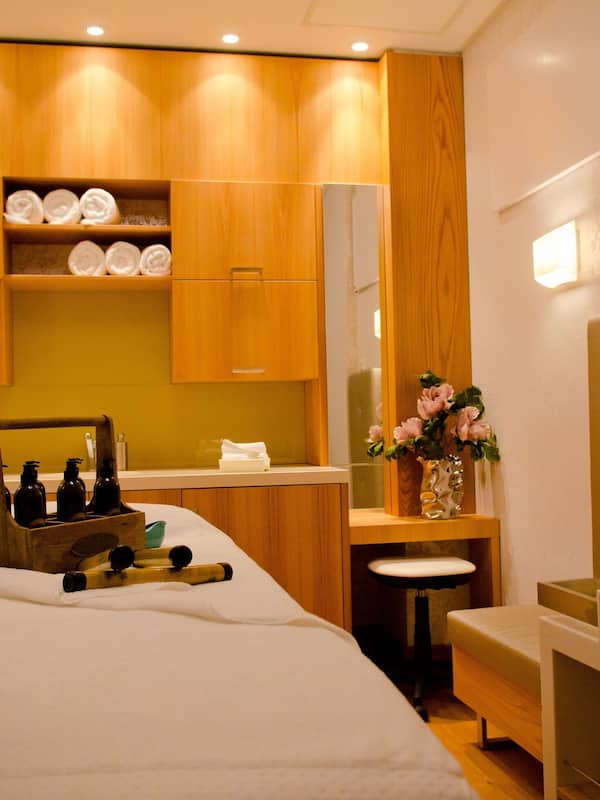 Couples treatment rooms, sauna, hot tub, steam room, body treatments