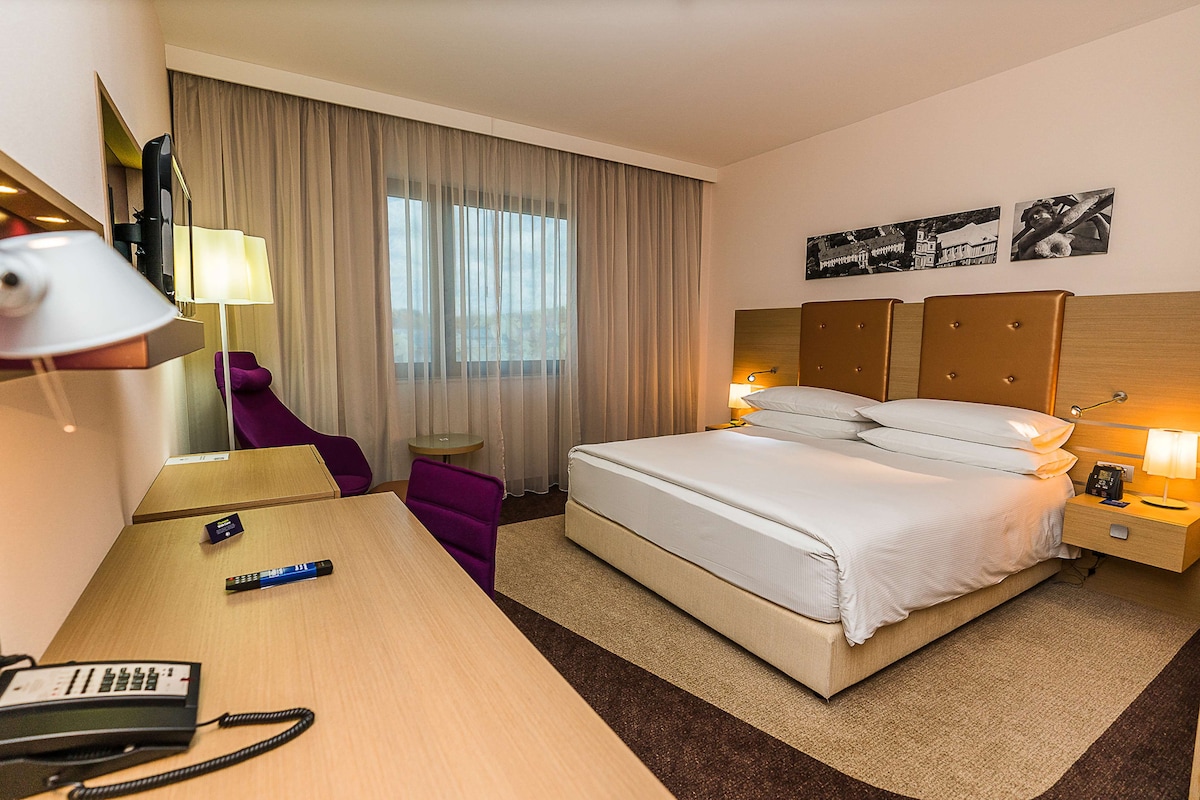 Hypo-allergenic bedding available, pillowtop beds, minibar, in-room safe