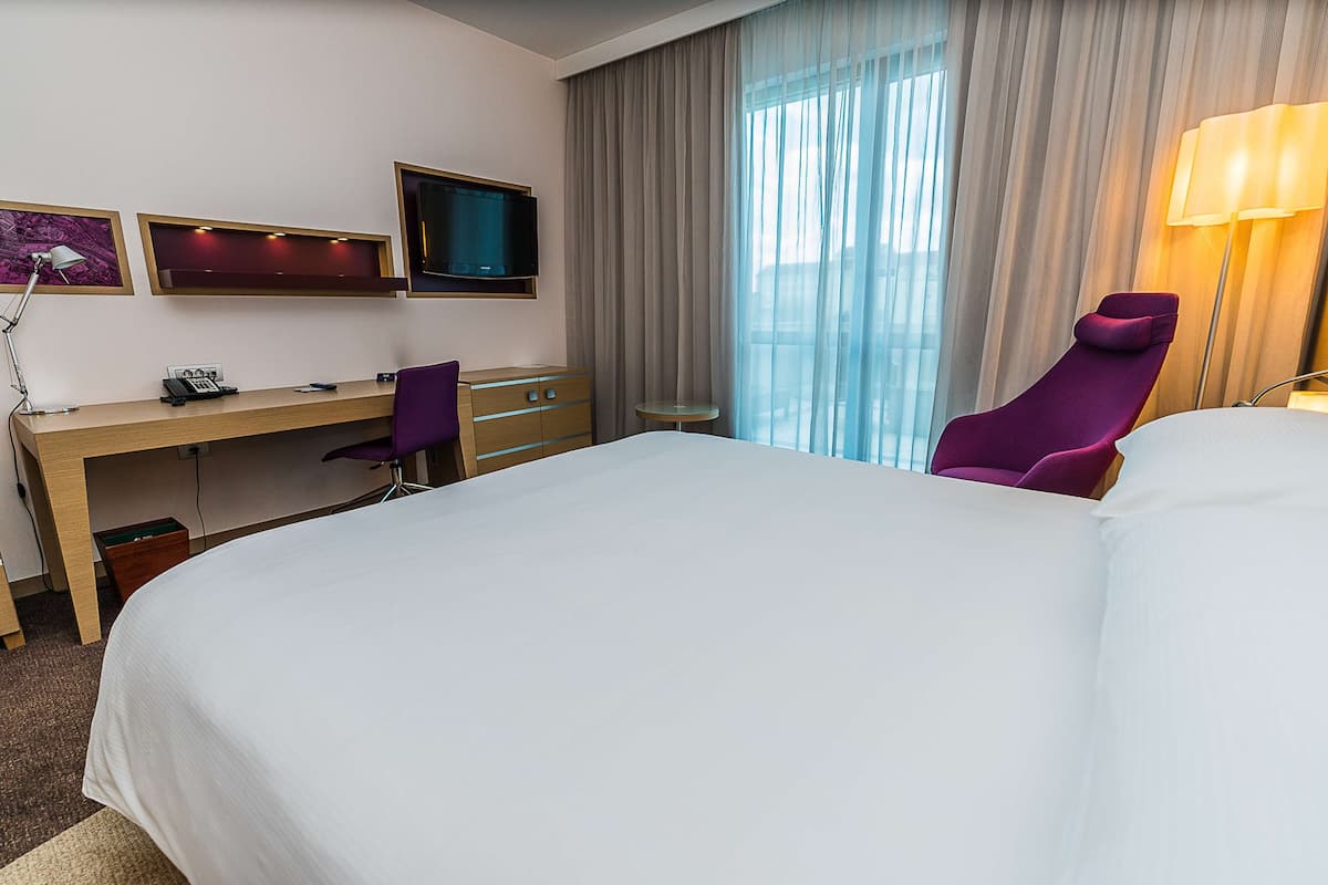 Ropa de cama hipoalergénica, colchones con pillow-top y minibar