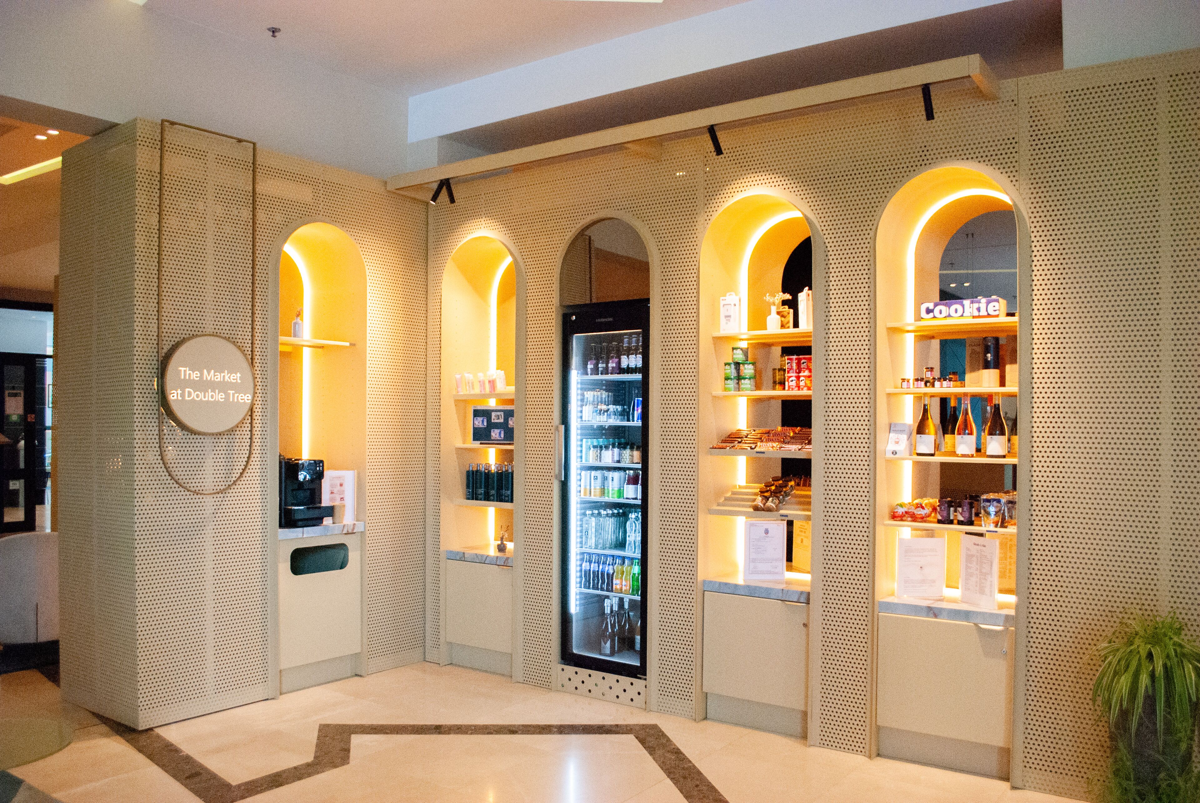 Un magasin dont l’enseigne indique : « The Market at Double Tree ».