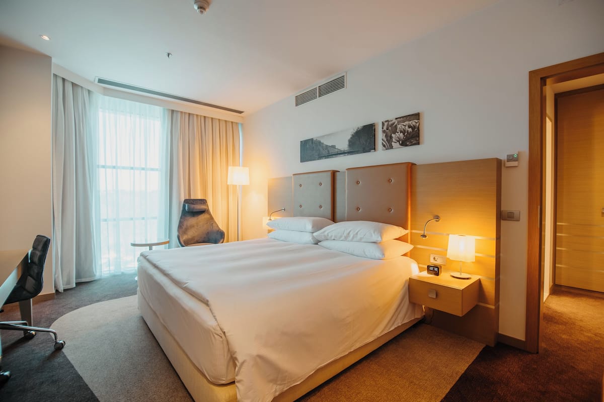 Ropa de cama hipoalergénica, colchones con pillow-top y minibar 