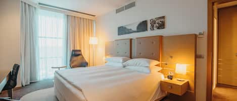 King One Bedroom Suite | Hypo-allergenic bedding, pillow-top beds, minibar, in-room safe