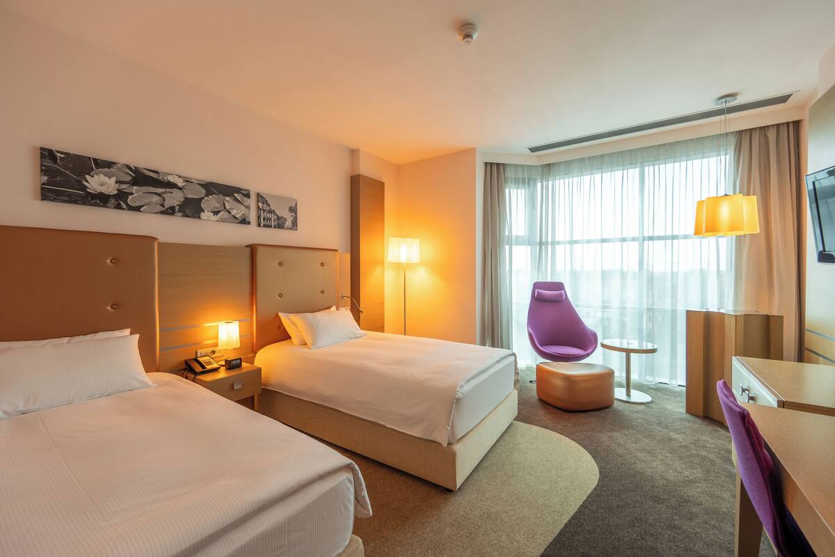 Ropa de cama hipoalergénica, colchones con pillow-top y minibar 