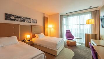 2 camas individuales | Ropa de cama hipoalergénica, colchones con acolchado adicional, minibar