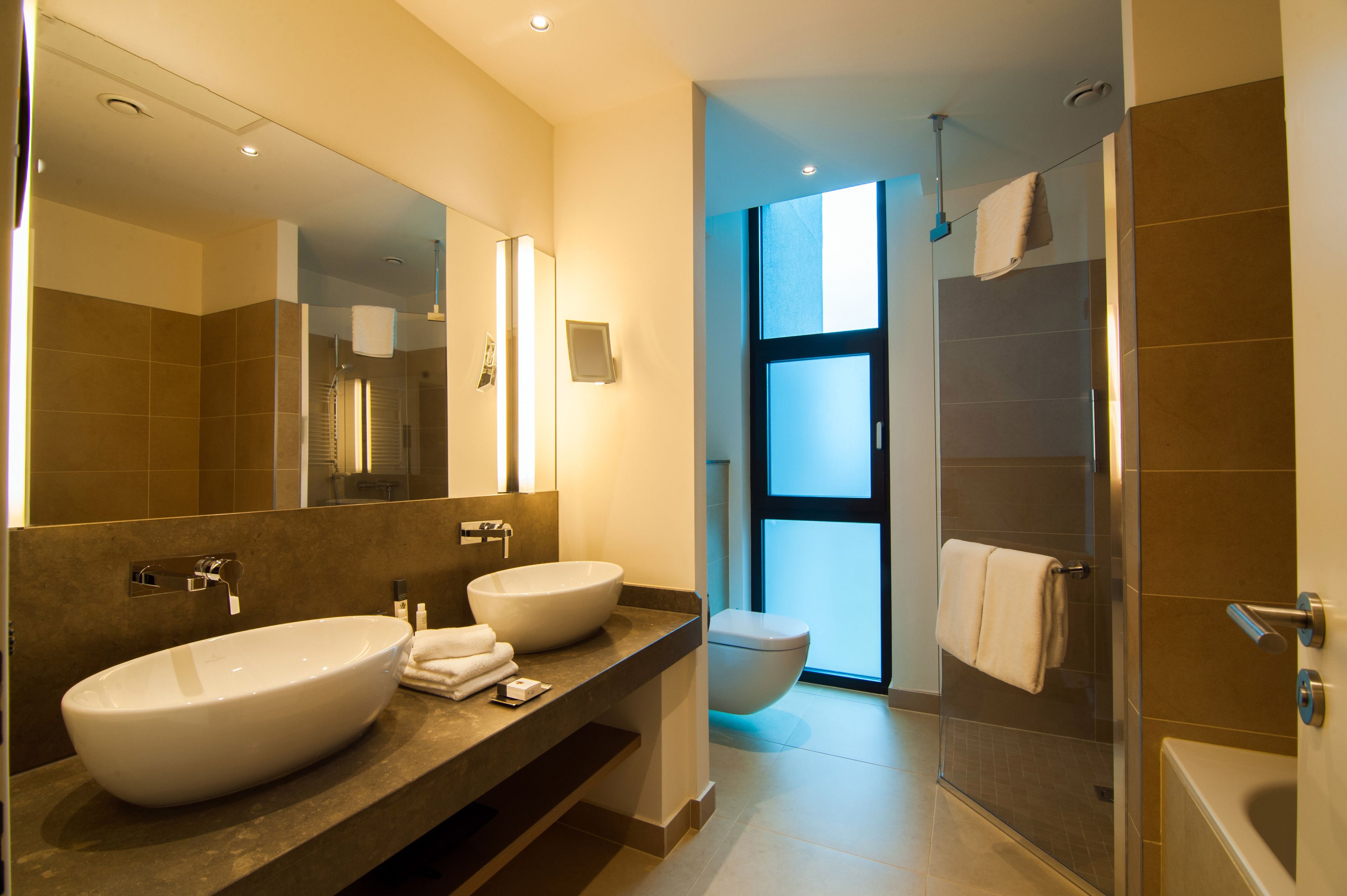 king one bedroom suite | bathroom | combined shower/bathtub, deep-soaking bathtub, free toiletries