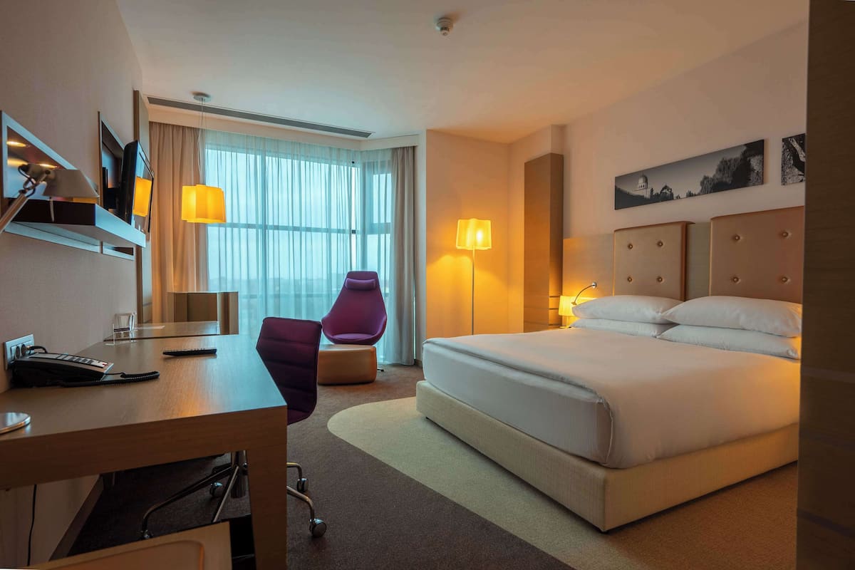 Ropa de cama hipoalergénica, colchones con pillow-top y minibar