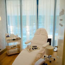Salas de tratamiento para parejas, un sauna, una bañera de hidromasaje
