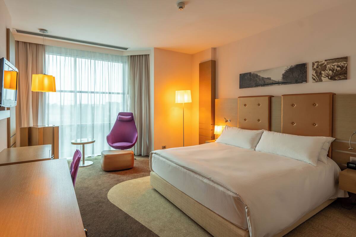 Deluxe Room, 1 King Bed | Hypo-allergenic bedding, pillowtop beds, minibar, in-room safe