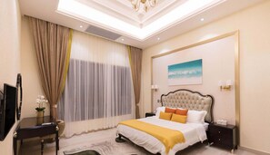 Caja de seguridad en la habitación, muebles diferentes y escritorio 