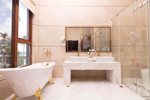 Vila superluxo | Banheiro | Chuveiro, chuveiro com efeito de chuva, produtos de toalete grátis 