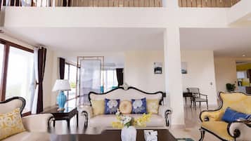 Villa – royal | Oppholdsområde | En 1-tommers smart-TV med digitale kanaler