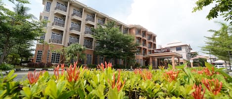 A multi-story hotel with balconies and a sign reading "Bella Vista."